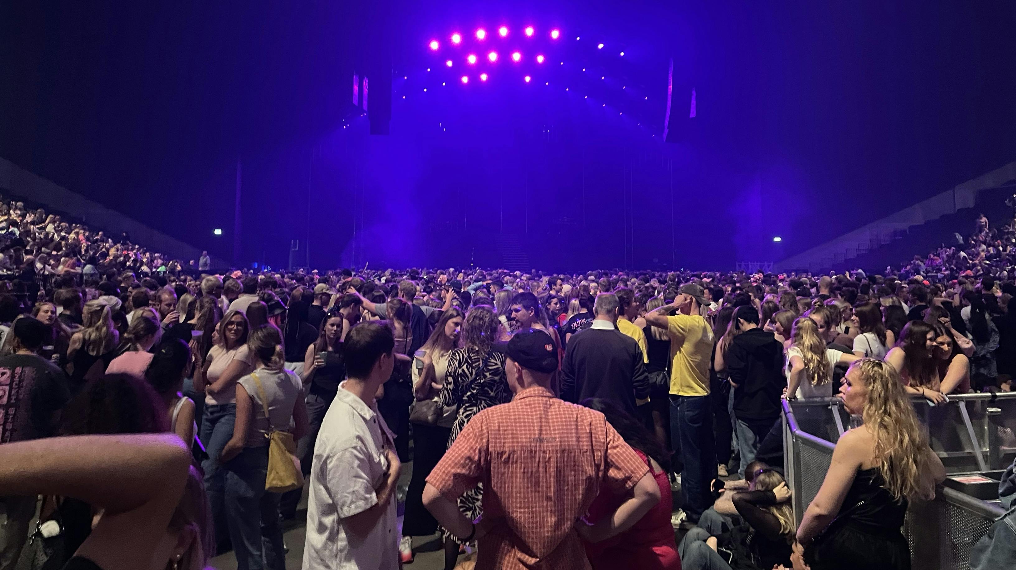 Nicki Minaj har ladet sine fans vente i mere end to timer. 