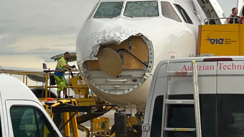 Flyets næse og forrude blev ødelagt af de store hagl. 