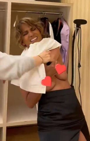 Det var i den grad en udfordring for Halle Berry at få tøjet af igen.
