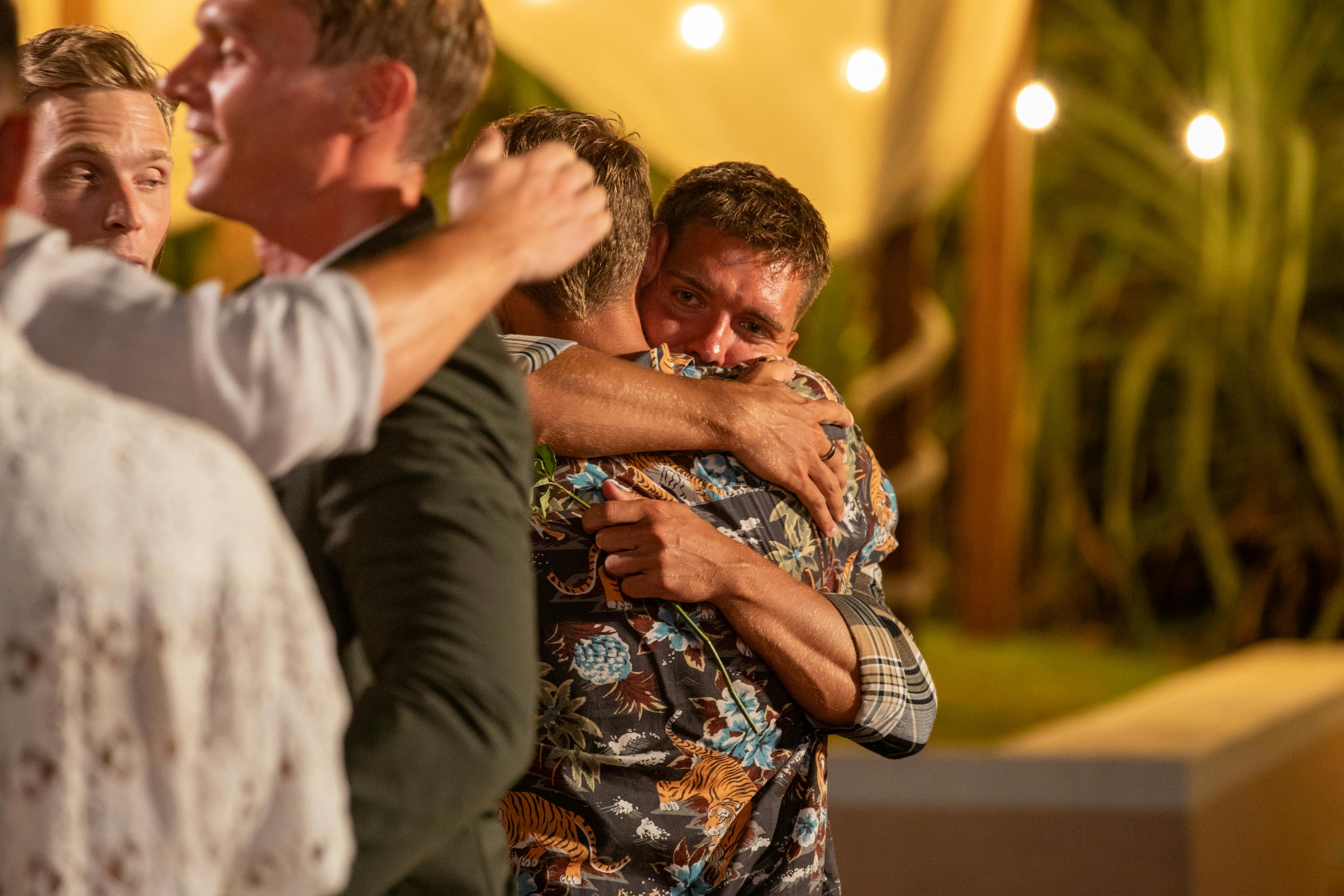 Mads og Andreas W krammer, efter Andreas har fået Sofies sidste rose ved ugens ceremoni.