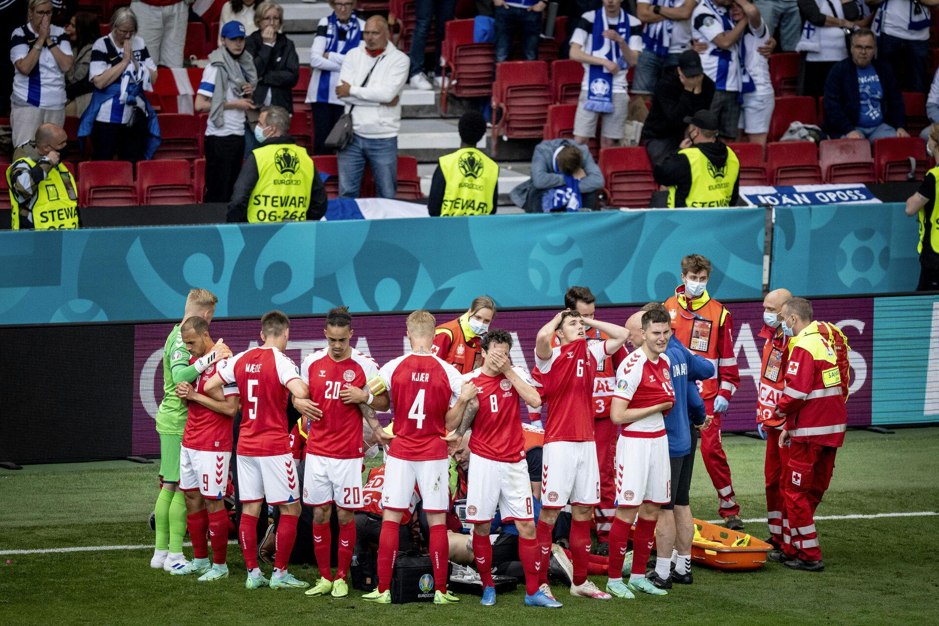 Danmarks spillere imens at Danmarks Christian Eriksen får behandling under kampen mellem Danmark og Finland i gruppe B under EURO2020 i Parken i København, lørdag den 12. juni 2021.. (Foto: Mads Claus Rasmussen/Ritzau Scanpix)