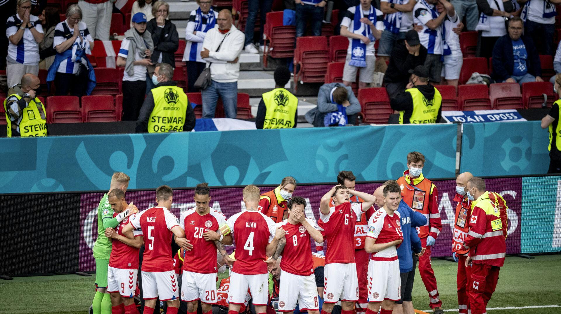 Danmarks spillere imens at Danmarks Christian Eriksen får behandling under kampen mellem Danmark og Finland i gruppe B under EURO2020 i Parken i København, lørdag den 12. juni 2021.. (Foto: Mads Claus Rasmussen/Ritzau Scanpix)