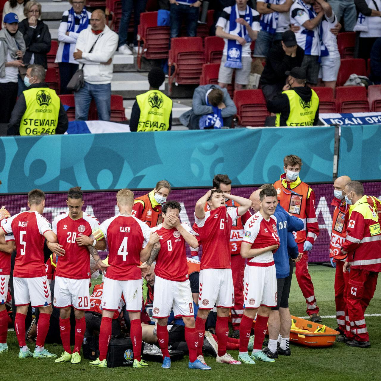Danmarks spillere imens at Danmarks Christian Eriksen får behandling under kampen mellem Danmark og Finland i gruppe B under EURO2020 i Parken i København, lørdag den 12. juni 2021.. (Foto: Mads Claus Rasmussen/Ritzau Scanpix)