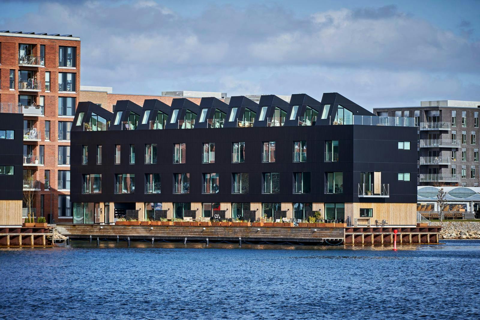 Det er i rækkehuset på Teglholmen, at SF’s formand lader op. Pia Olsen Dyhr og Villy Dyhr betalte for tre år siden knap otte millioner kroner for boligen, der har privat tagterrasse på 20 kvadratmeter.