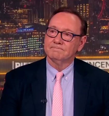 Kevin Spacey kæmper med at holde tårene tilbage.