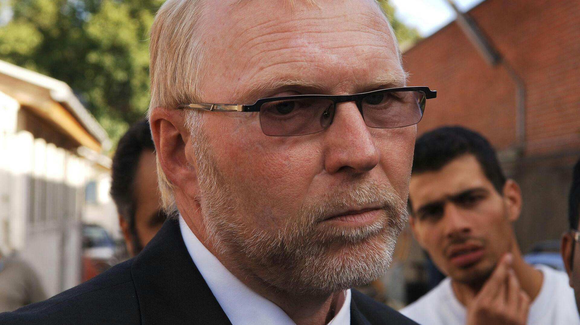 Advokat Jan Moosmand er fortid som formand for H.C. Andersen Priskomité. Det er han på samme dag som det kom frem, at han har drevet forretning med "Den sorte svane"-muldvarpen Amira Smajic i flere år.