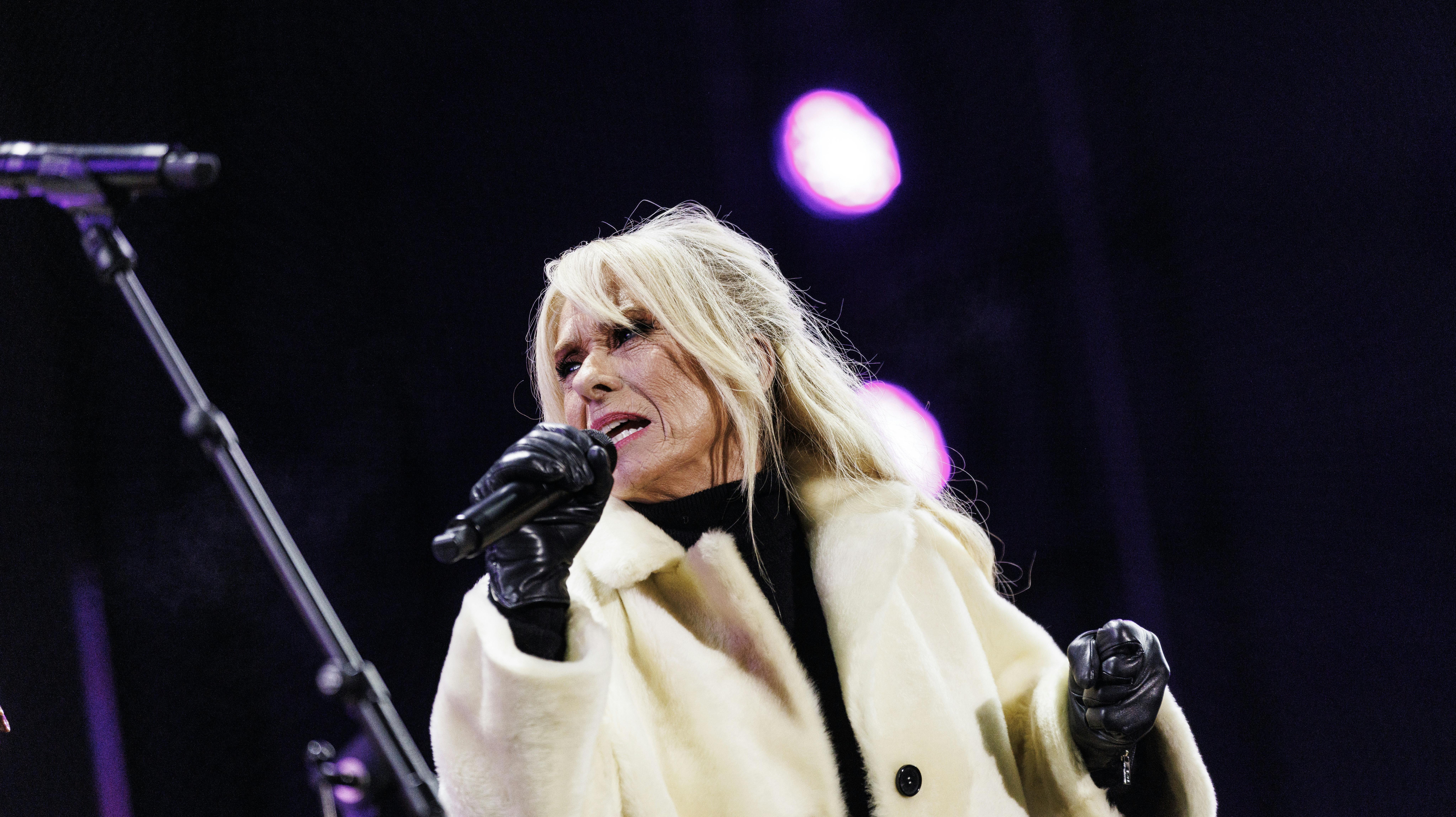 Når Sanne Salomonsen spiller op til dans i Bøgeskoven, bliver det uden Claes Antonsen på trommesættet. 