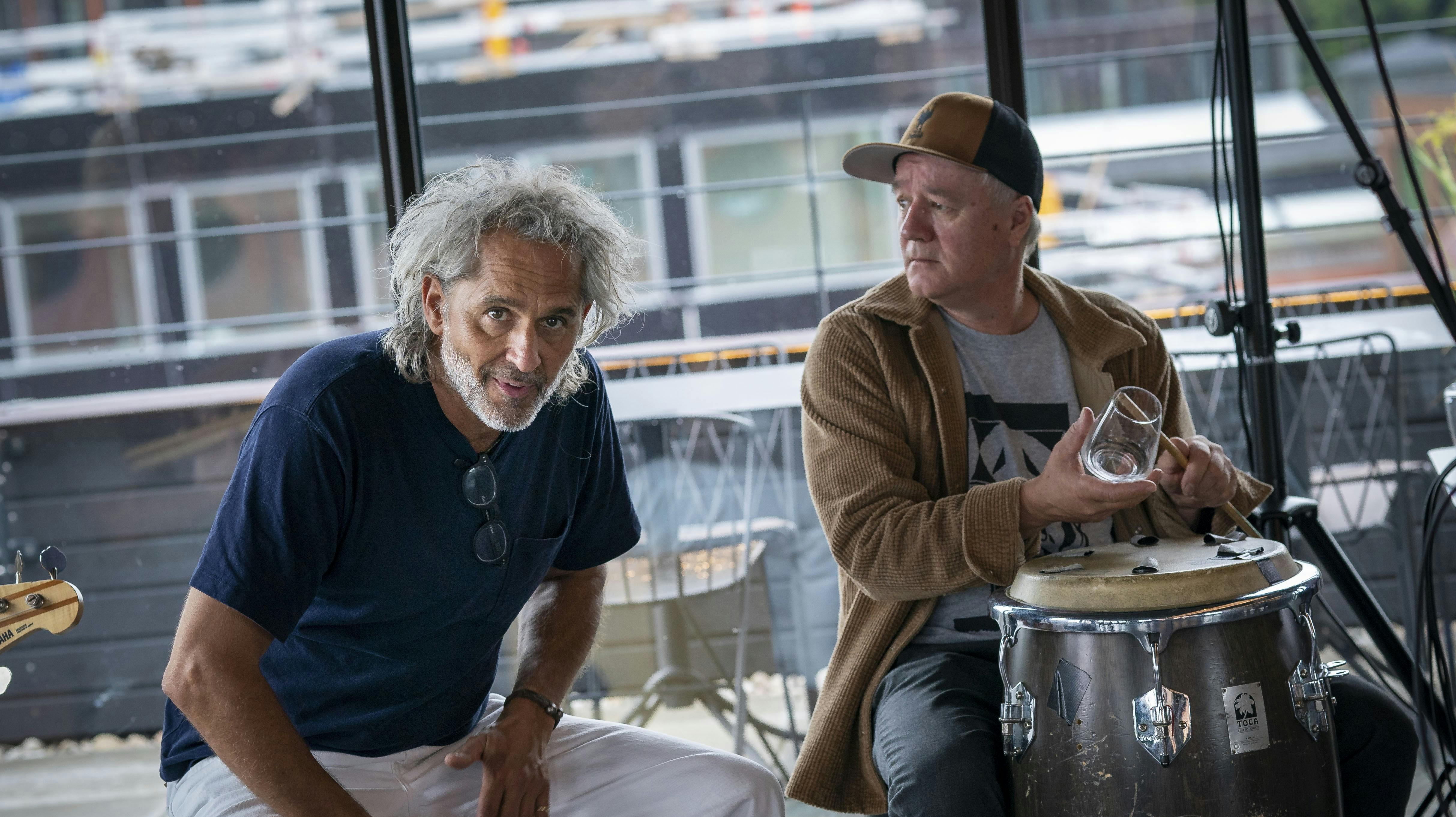 Alle spor af Claes Antonsen er blevet slettet på bookingbureauet Music & Me's hjemmeside. Torsdag har trommeslageren også mistet sin andel i firmaet.