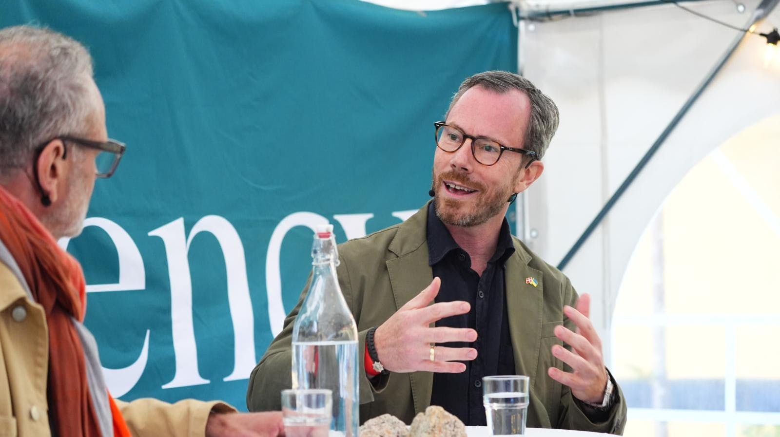 Det er nemt at se, at den tidligere Venstre-boss er et andet og bedre sted i sit liv nu.