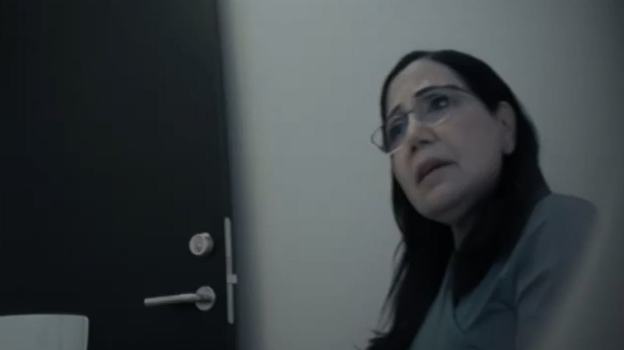 TV 2 går nu ud med navn og foto på den juridiske rådgiver, som indtil videre har været anonymiseret i "Den sorte svane", og som Amira Smajic har en samtale med om at tjene gode penge på bosteder for mennesker med autisme.