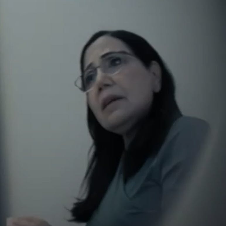 TV 2 går nu ud med navn og foto på den juridiske rådgiver, som indtil videre har været anonymiseret i "Den sorte svane", og som Amira Smajic har en samtale med om at tjene gode penge på bosteder for mennesker med autisme.