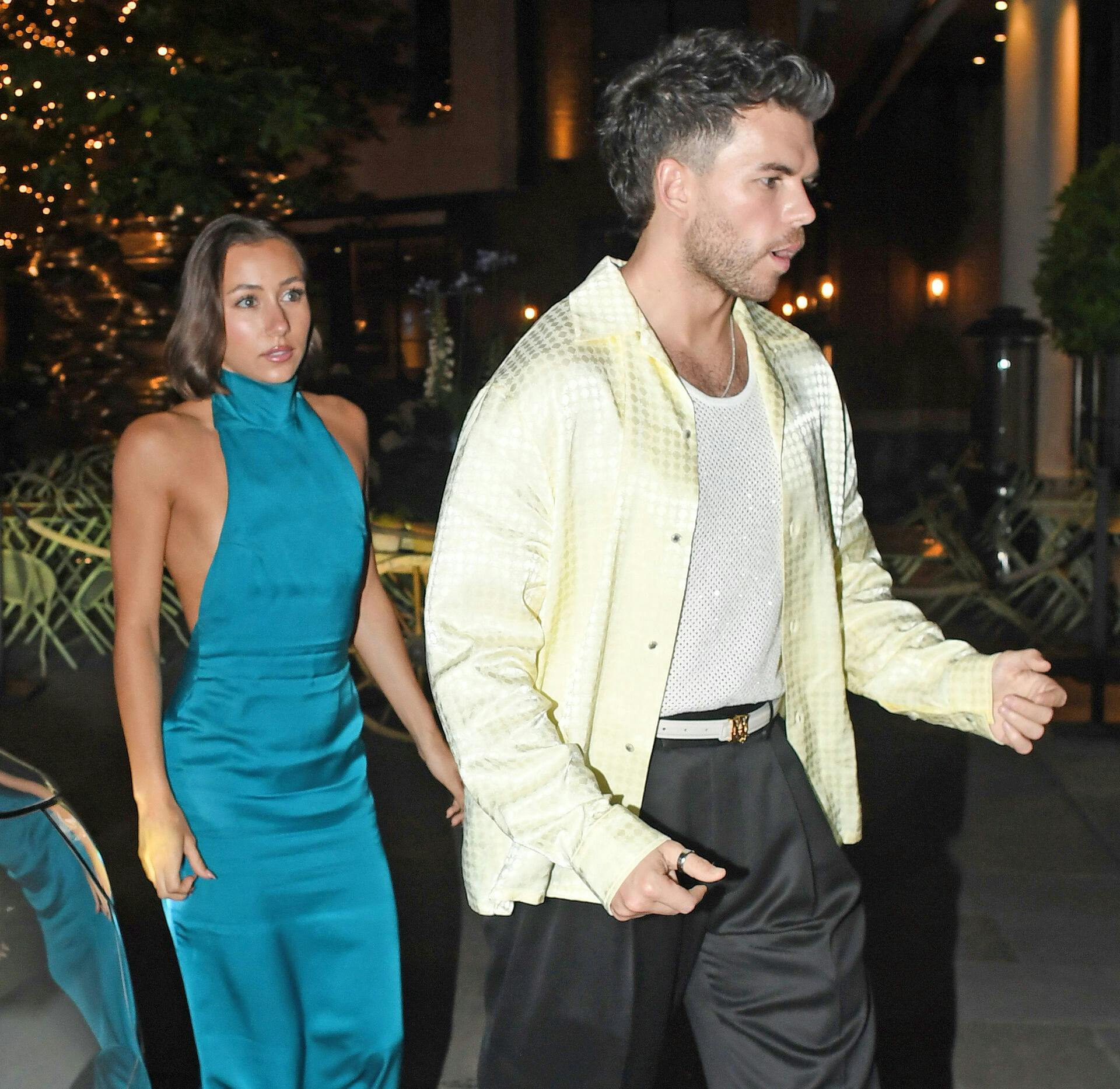 Luke Newton fletter fingre med Antonia Roumelioti.