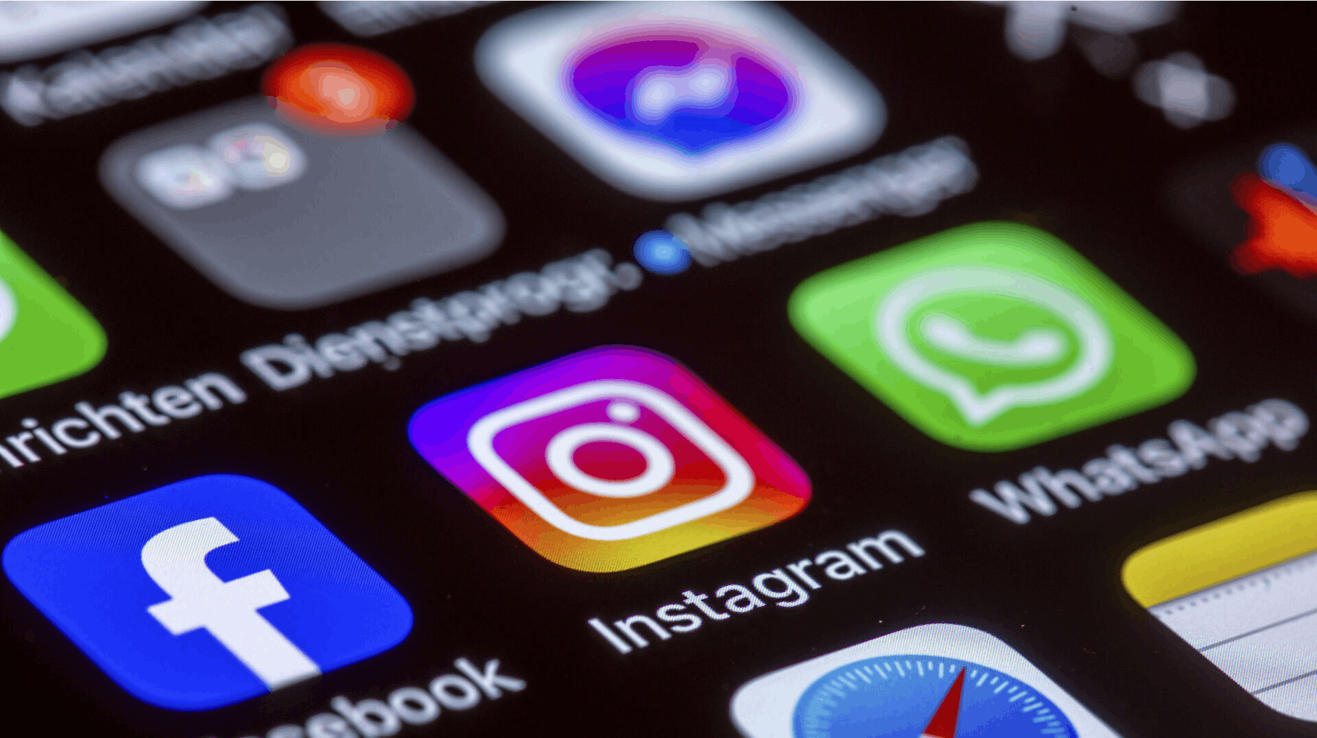 Meta, der står bag Facebook og Instagram, har skovlet penge ind.