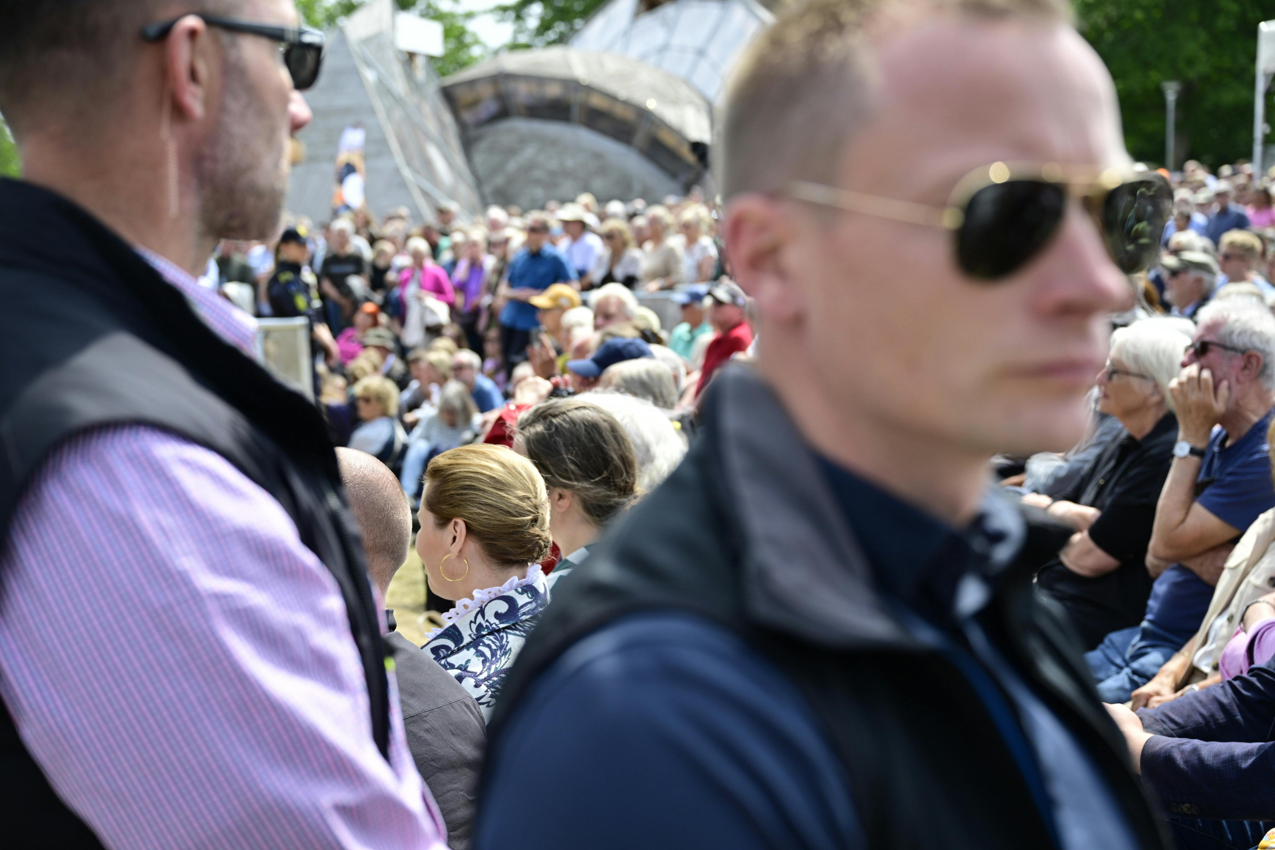 Mette Frederiksen sad blandt publikum, før hun skulle på scenen. Konstant var der sikkerhedsfolk nær hende.