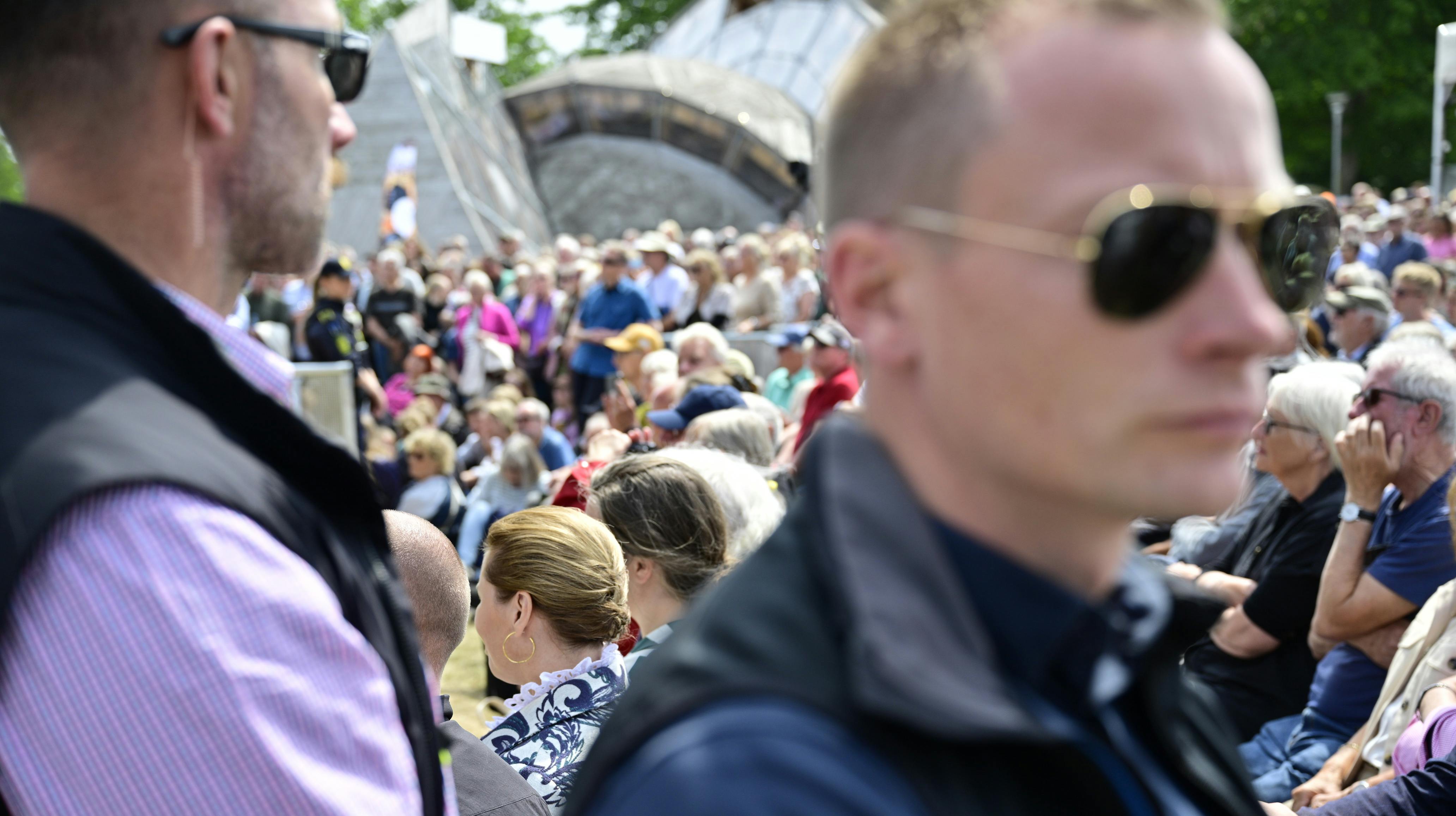 Mette Frederiksen sad blandt publikum, før hun skulle på scenen. Konstant var der sikkerhedsfolk nær hende.