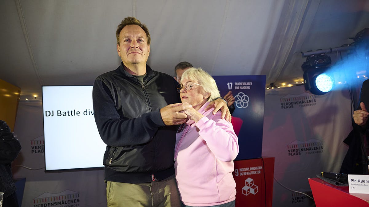 Rasmus Tantholdts numse fik Pia Kjærsgaards hånd at føle under en svingom til Shubiduas "Sexchikane" på Folkemødet 2024.