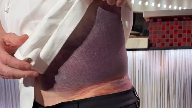 Gordon Ramsay viser sine knubs frem.