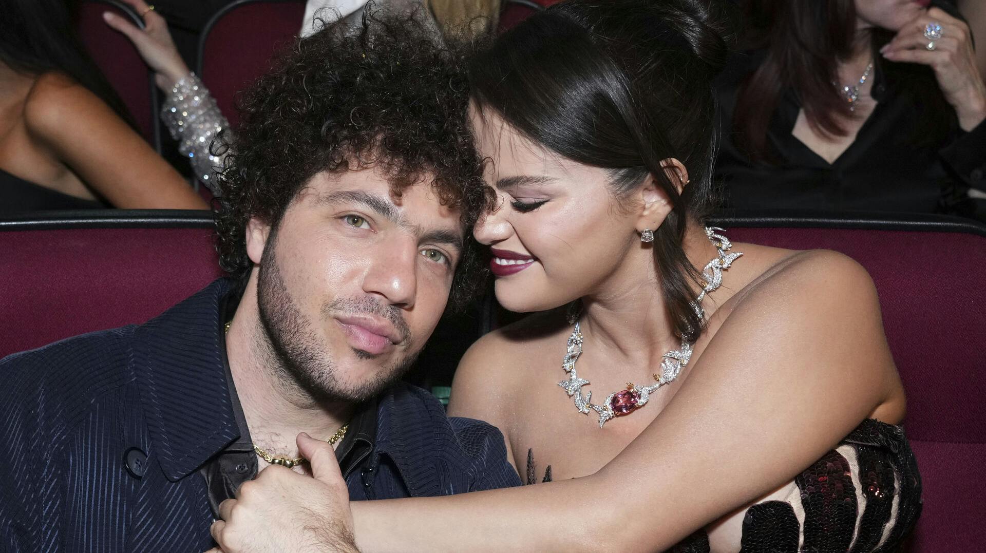 Selena Gomez danner par med producer Benny Blanco.