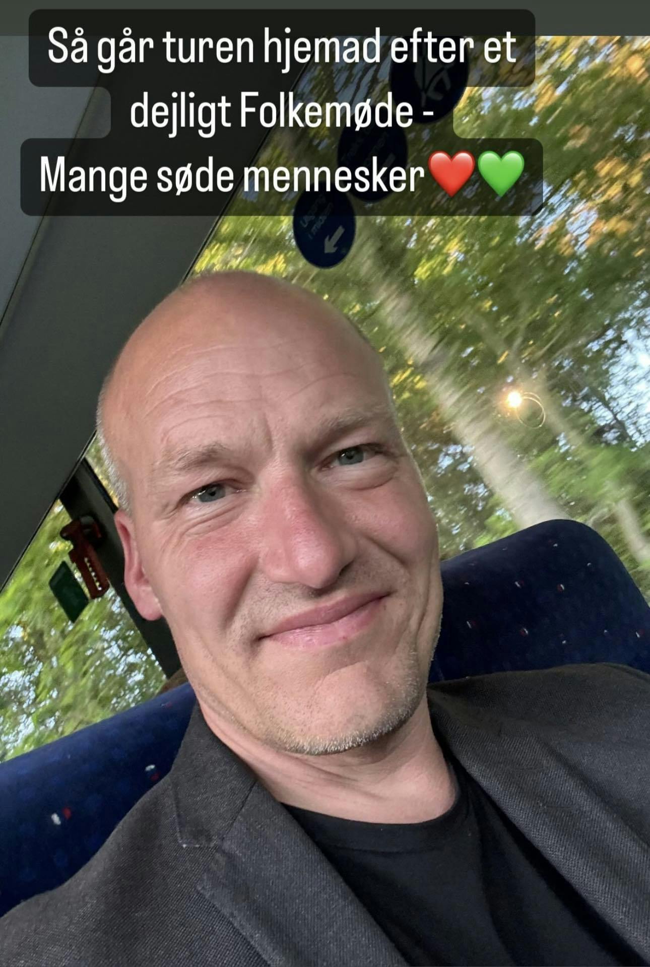 Pelle Dragsted i bussen efter Folkemødet.