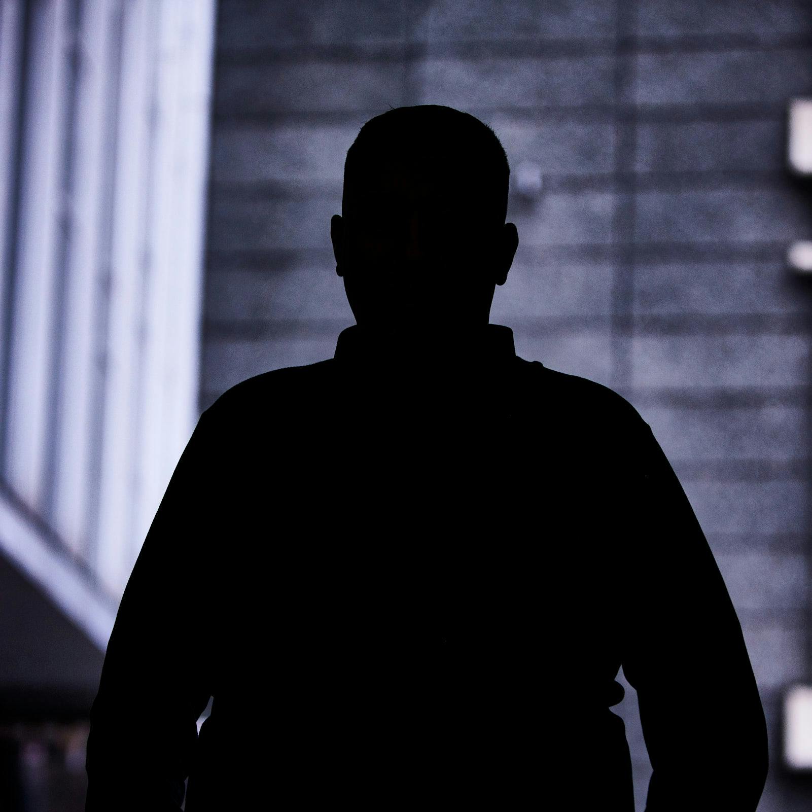 Wael har siden han var lille drømt om at blive politibetjent - ikke ligefrem velanset i det problemfyldte boligområde Akacieparken, hvor han er vokset op. Han endte i stedet som økonomisk kriminel. - Jeg var rigtig god til at lave penge, lyder det fra Wael, som i dag vil den omfattende økonomiske kriminalitet til livs.