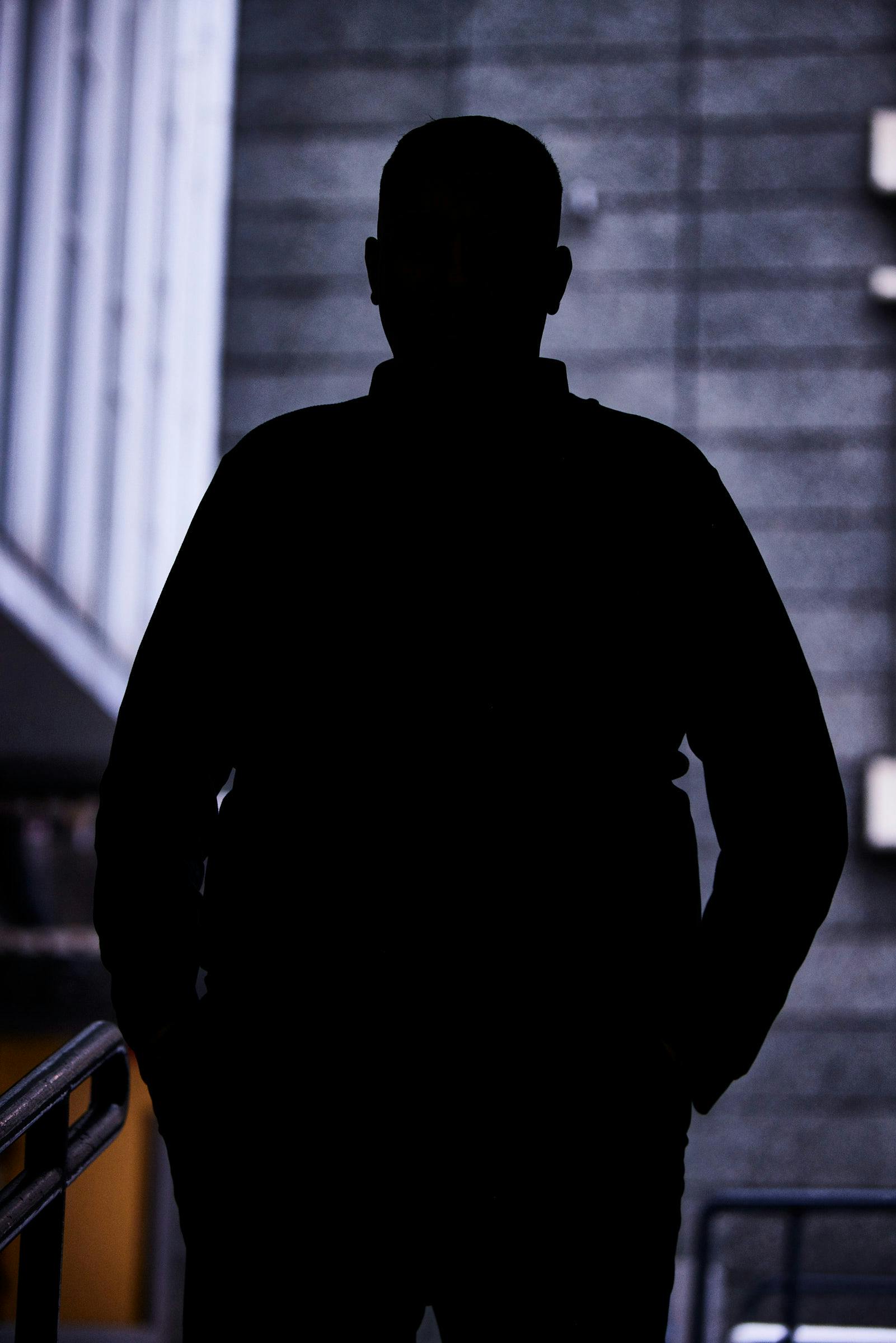 Wael har siden han var lille drømt om at blive politibetjent – ikke ligefrem velanset i det problemfyldte boligområde Akacieparken, hvor han er vokset op. Han endte i stedet som økonomisk kriminel. – Jeg var rigtig god til at lave penge, lyder det fra