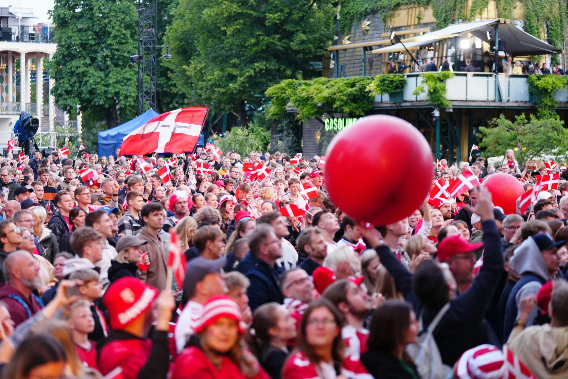 Der er fodboldfeber i Danmark. Det viser seertallene i hvert fald.&nbsp;