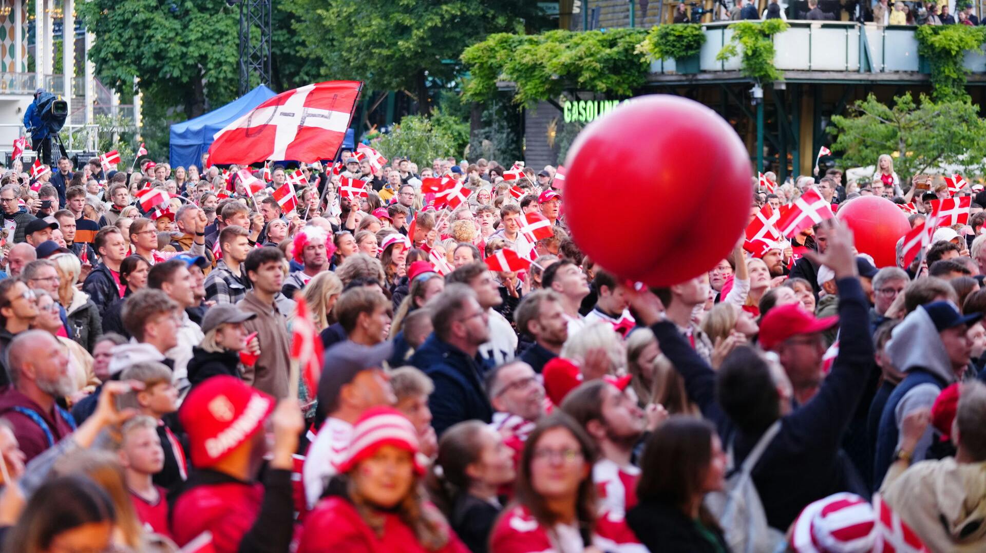 Der er fodboldfeber i Danmark. Det viser seertallene i hvert fald. 