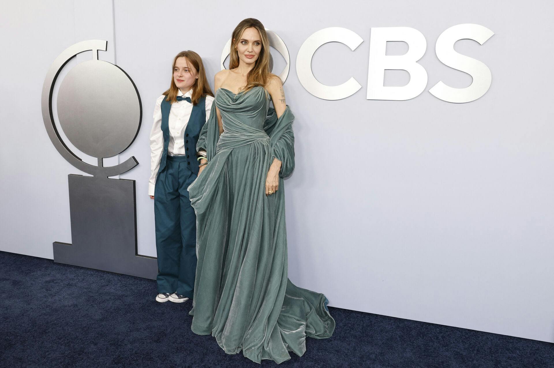 Angelina Jolie havde sin datter Vivienne med på årets Tony-løber.