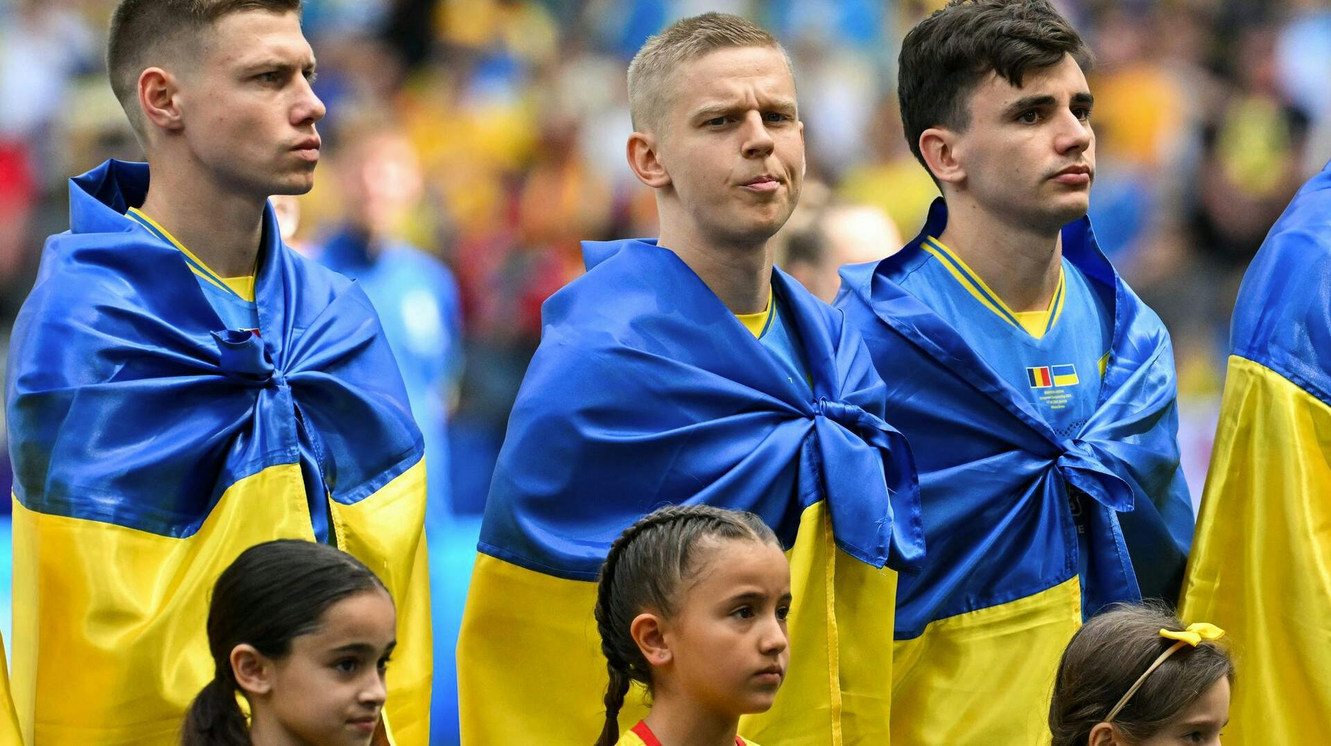 Ukraines landshold svøbt i det ukrainske flag. 