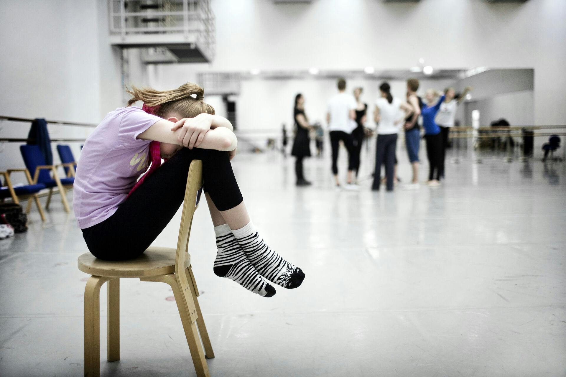 magasin søndag bm Sol fra Holsterbro går på Det Kongelige Teaters Balletskole, hun bor ikke hjemme defor bor hun til daglig på Droning Margrethe Kollegiet, der er for balletstuderende der ikke bor hjemme