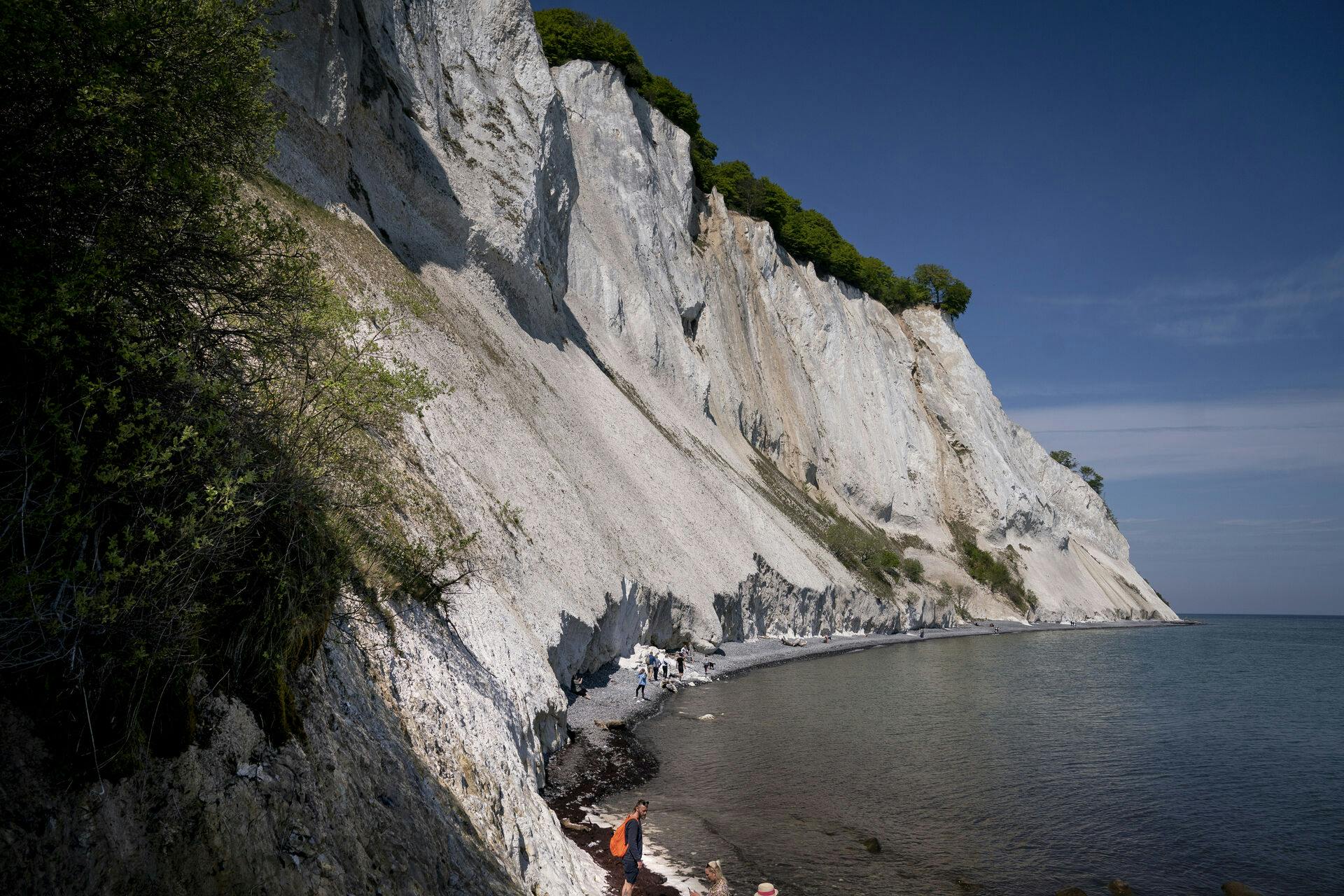 En 13-årig dreng faldt 70 meter fra Møns Klint - men slap på mirakuløs vis med skrammer.