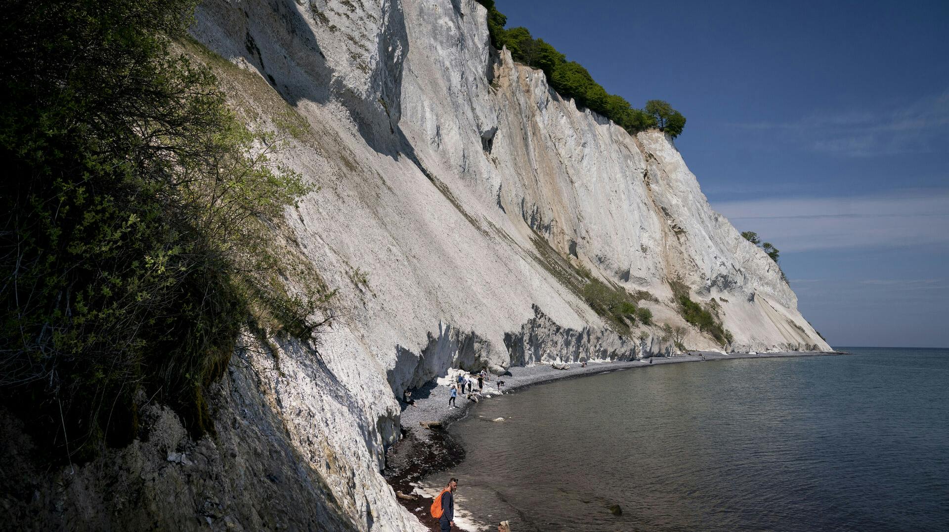 En 13-årig dreng faldt 70 meter fra Møns Klint - men slap på mirakuløs vis med skrammer.
