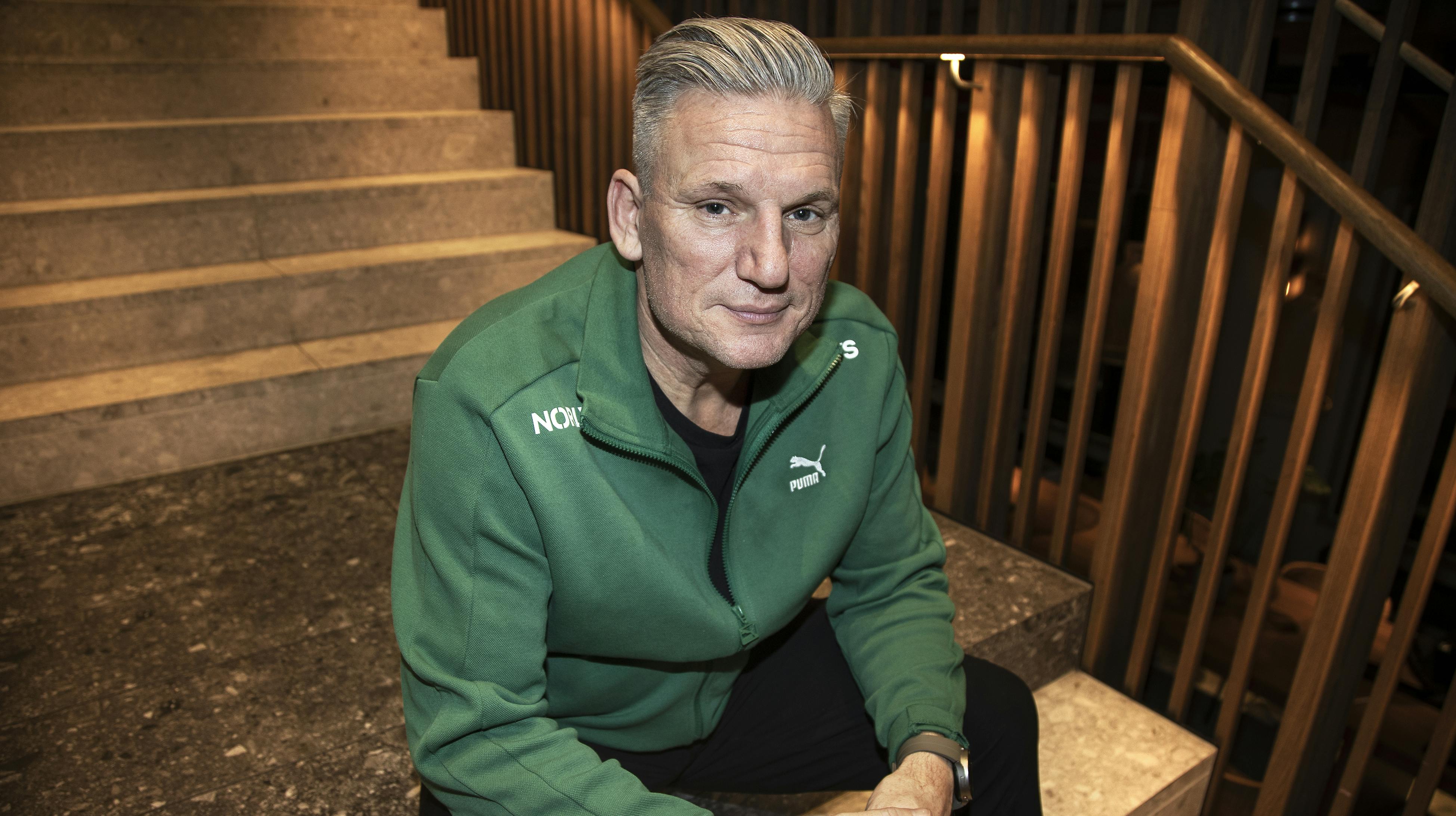 Den danske landstræner kunne onsdag fejre sølvbryllup med konen Lenette. 