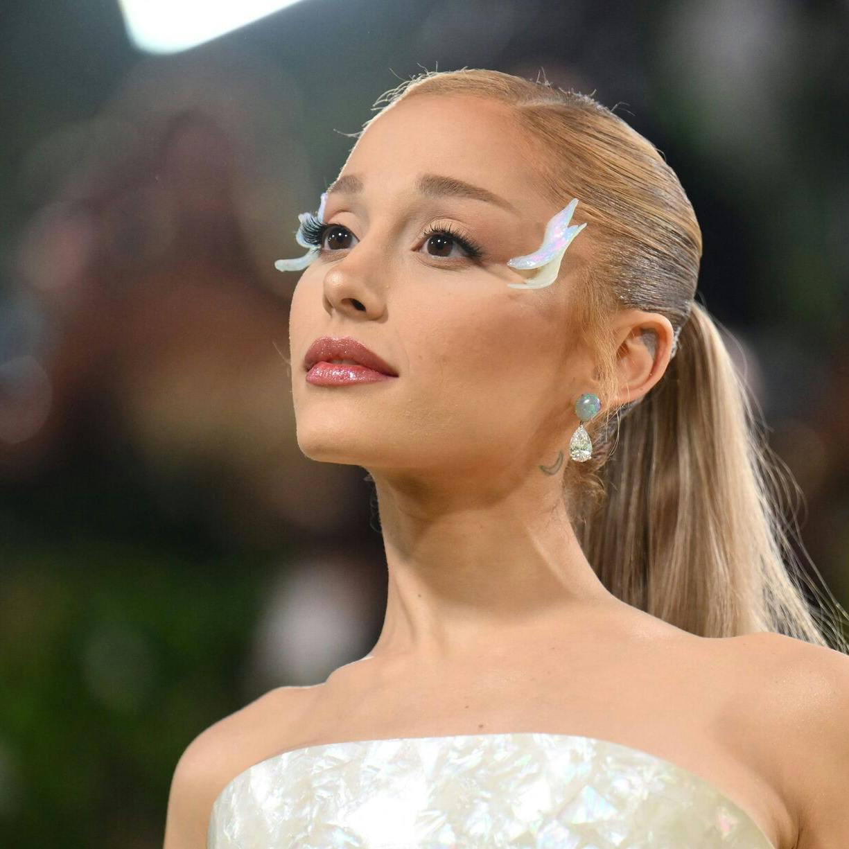 Fans blev noget forvirrede over Ariana Grandes stemme i nyt interview.