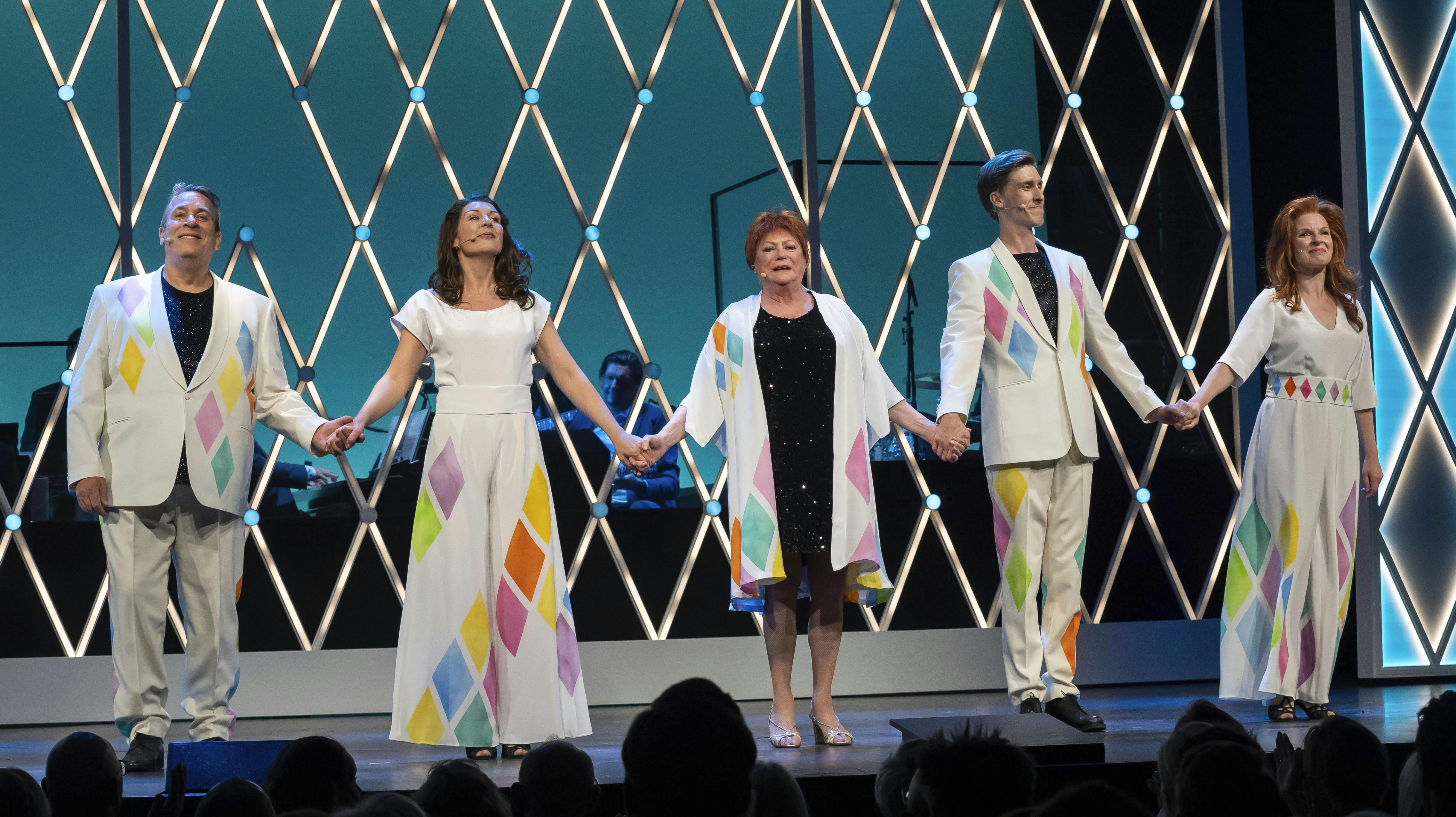 OPGAVE: Premiere på TivolirevyenSTED: TivoliJOURNALIST: Majken Munk og Camilla Maria JohansenFOTOGRAF: © Hanne Juul/ Aller Foto & VideoDATO: 20240607