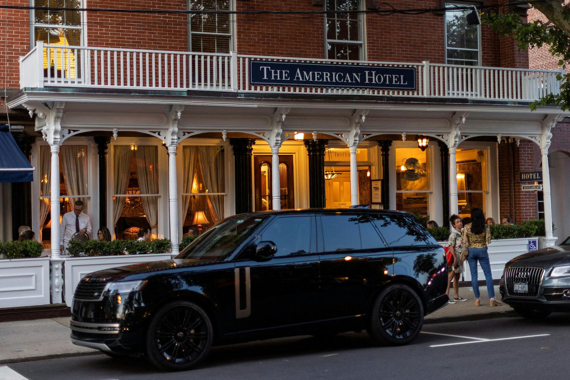 Det var på dette hotel, The American Hotel, at Timberlake i venners lag havde drukket sig så fuld, at han ikke var i stand til at køre bil - men gjorde det alligevel.