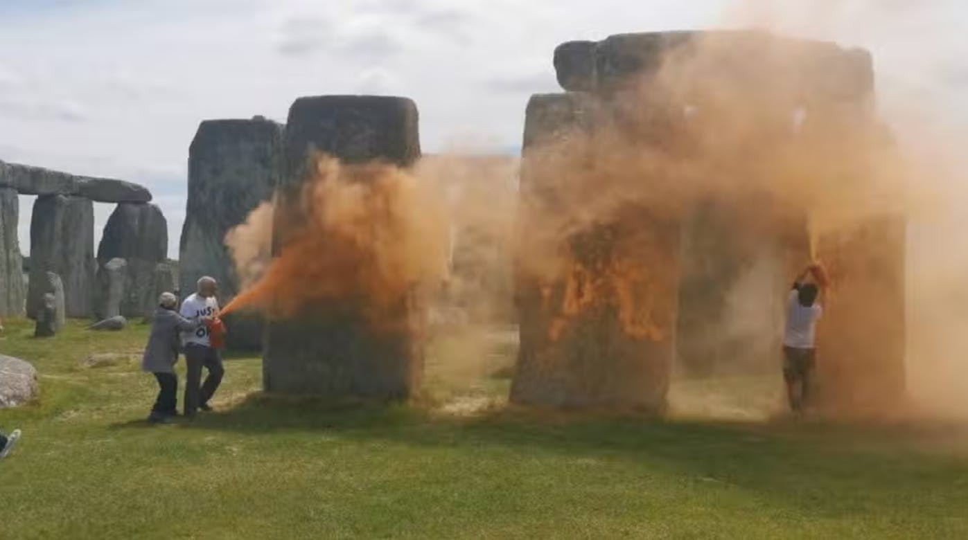 To aktivister fra Just Stop Oil-gruppen&nbsp;spraymalede onsdag det berømte monument Stonehenge.&nbsp;