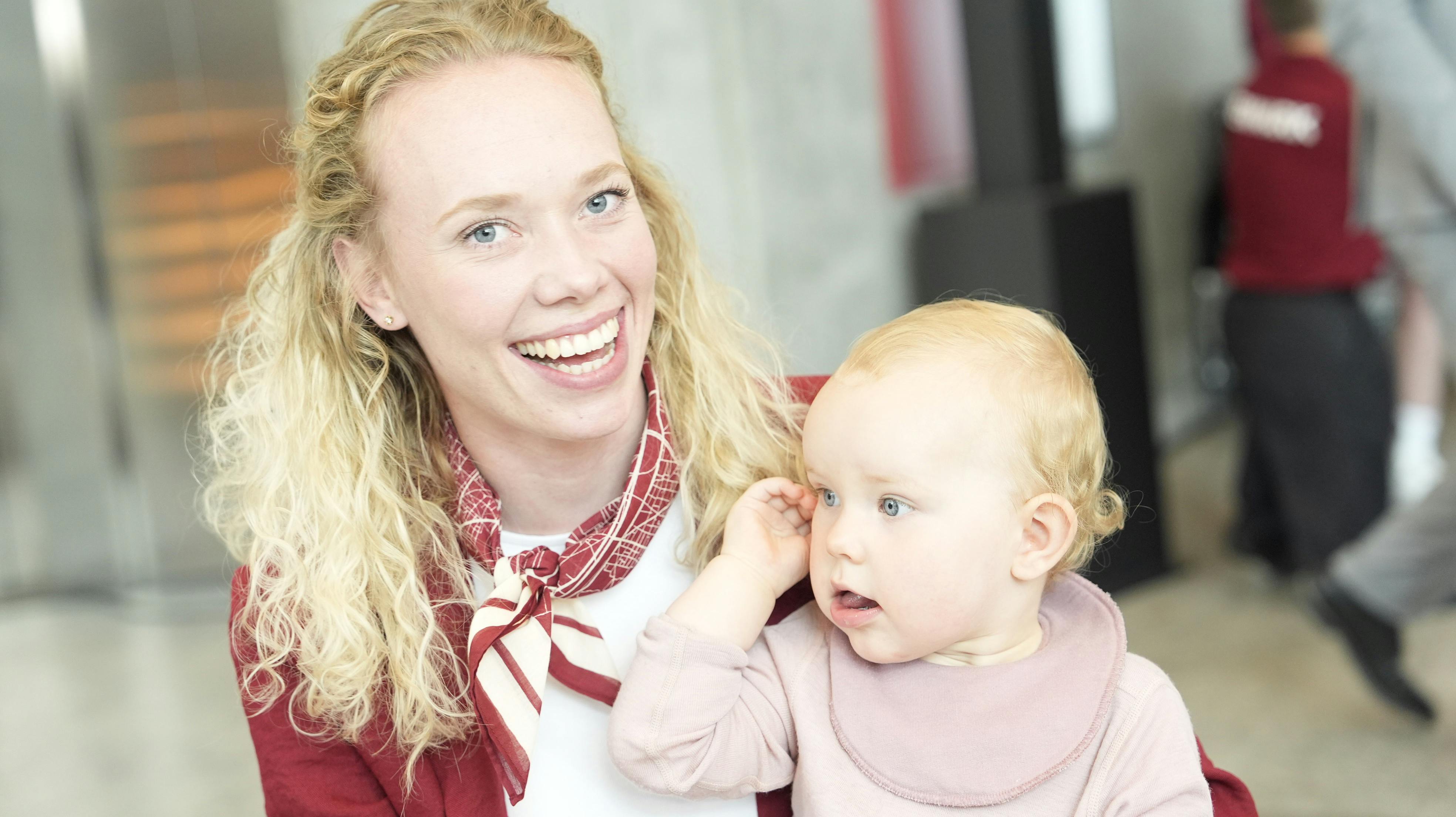Katrine havde sin datter med til præsentationen af de olympiske- og paralympiske fanebærere i Århus tirsdag eftermiddag. 