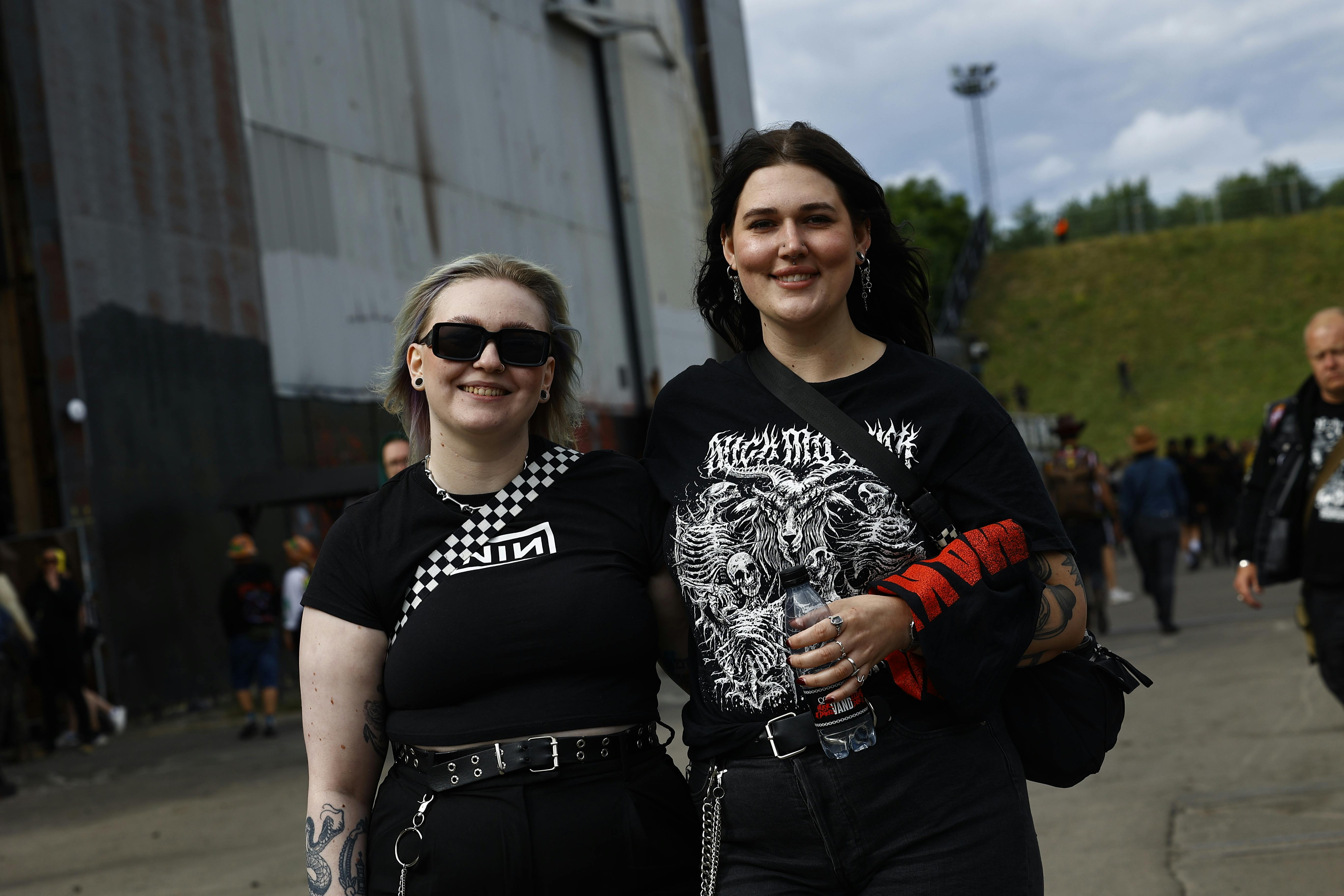 Henrijette Nielsen (tv.) og Michella Diervil (th.) hygger sig på Copenhell.