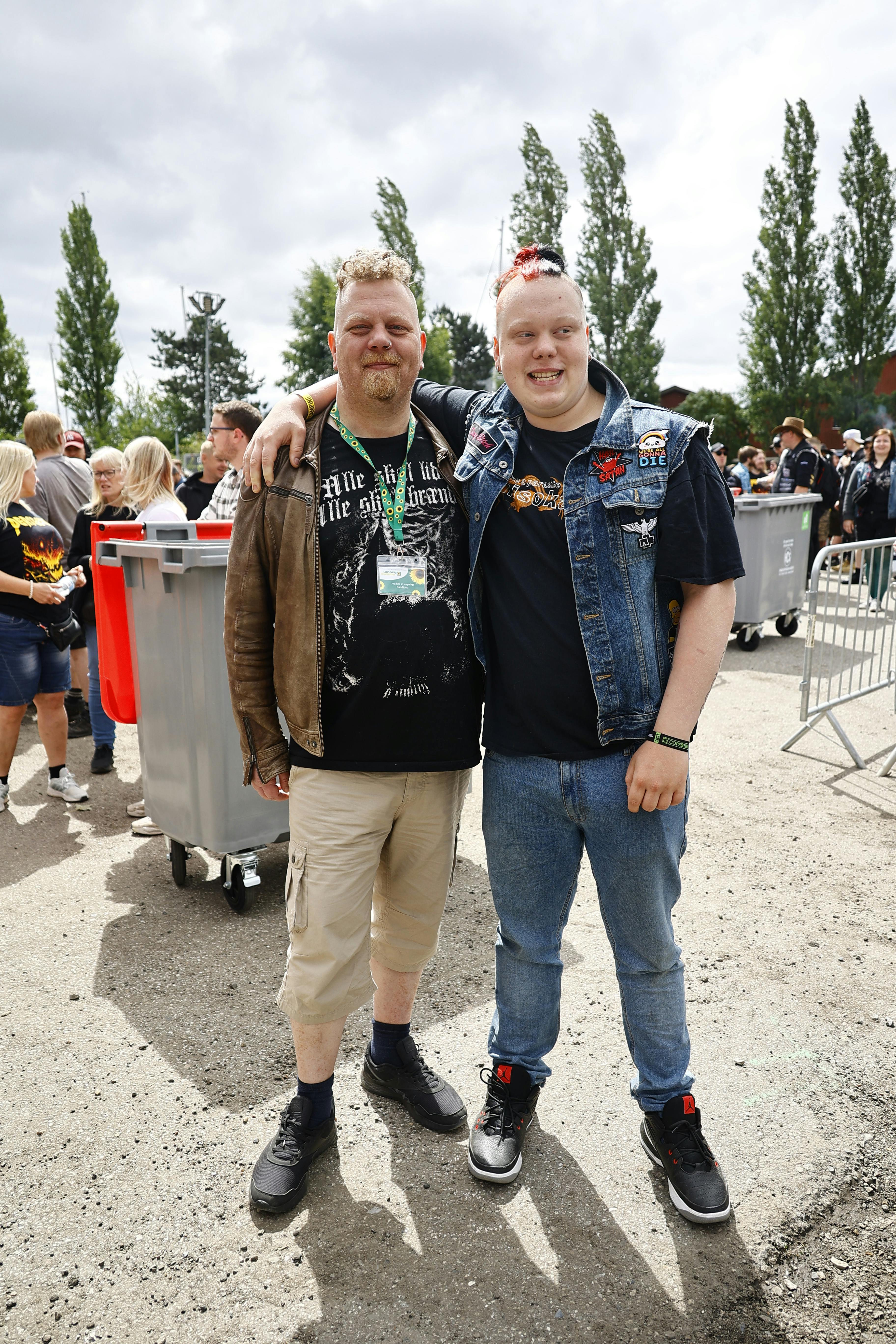 John Cooley, 43, sammen med sin søn Ryan Cooley på 18 år. De er klar til metalfest.