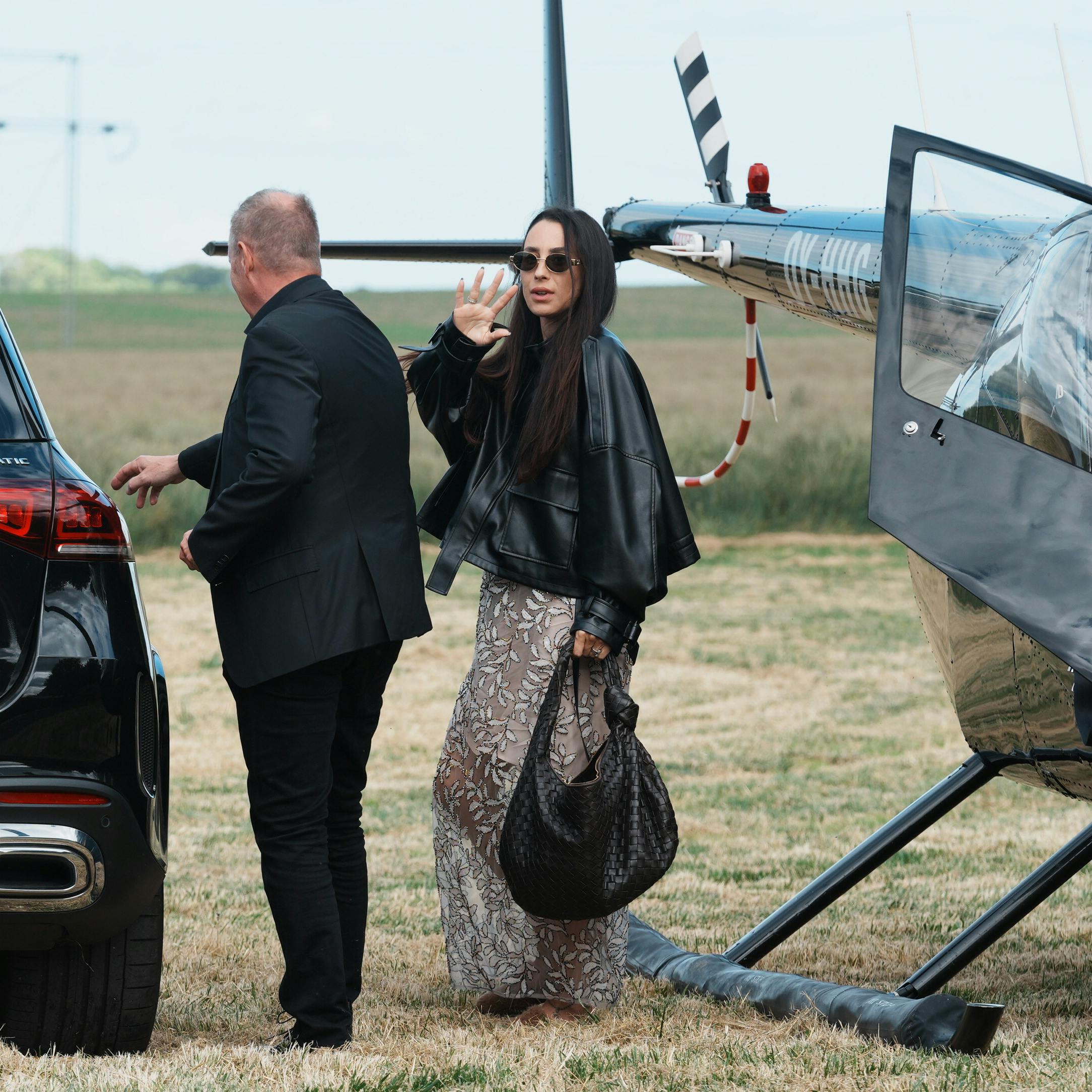 Medina fik kørt bilen helt hen til helikopteren, så hun ikke skulle gå længere end højst nødvendigt.