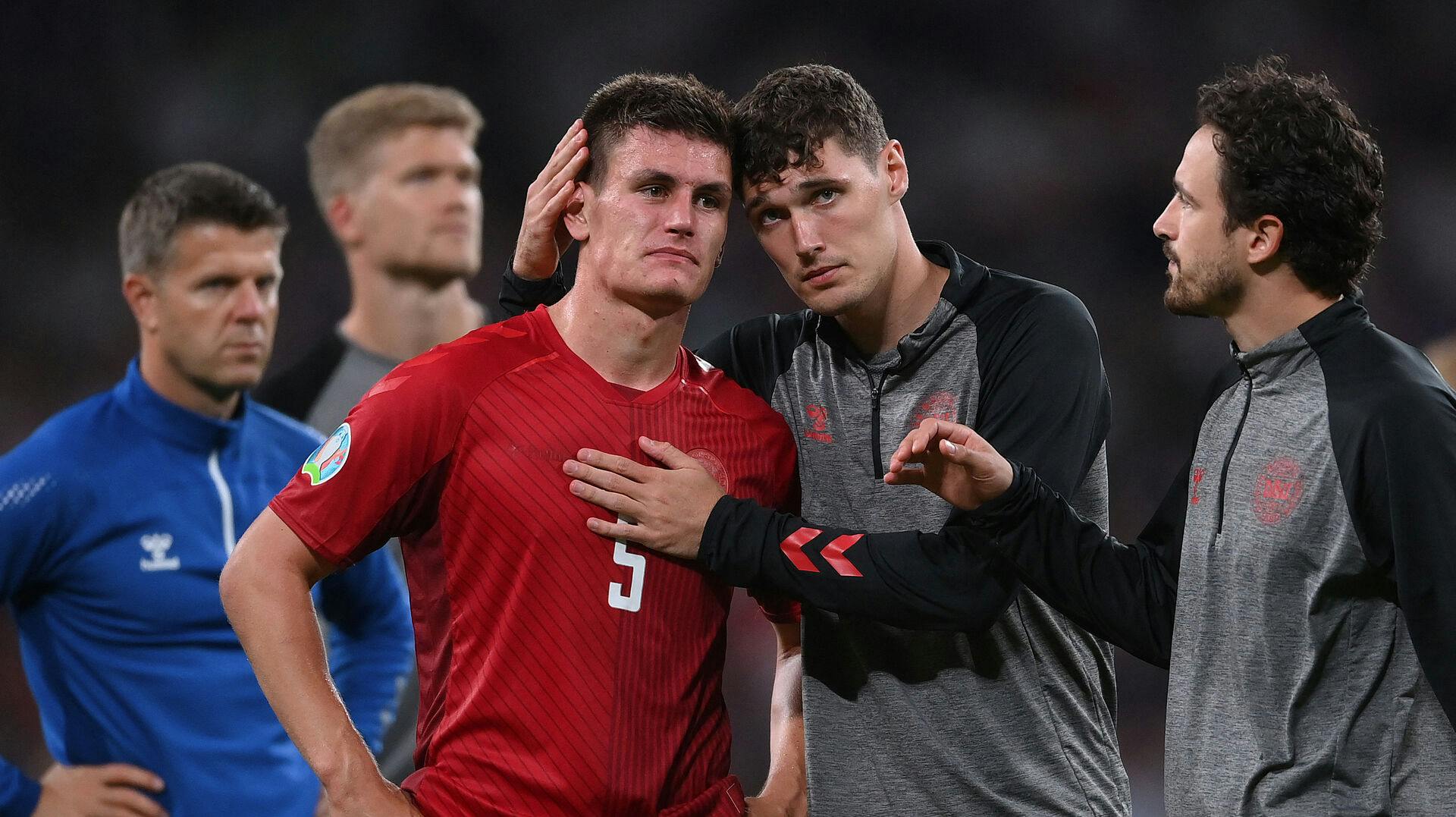 England vandt EM-finalen med 2-1, og efter kampen var de danske spillere meget påvirket af nederlaget. Her trøstede Andreas Christensen og Thomas Delaney en ulykkelig Joakim Mæhle. 
