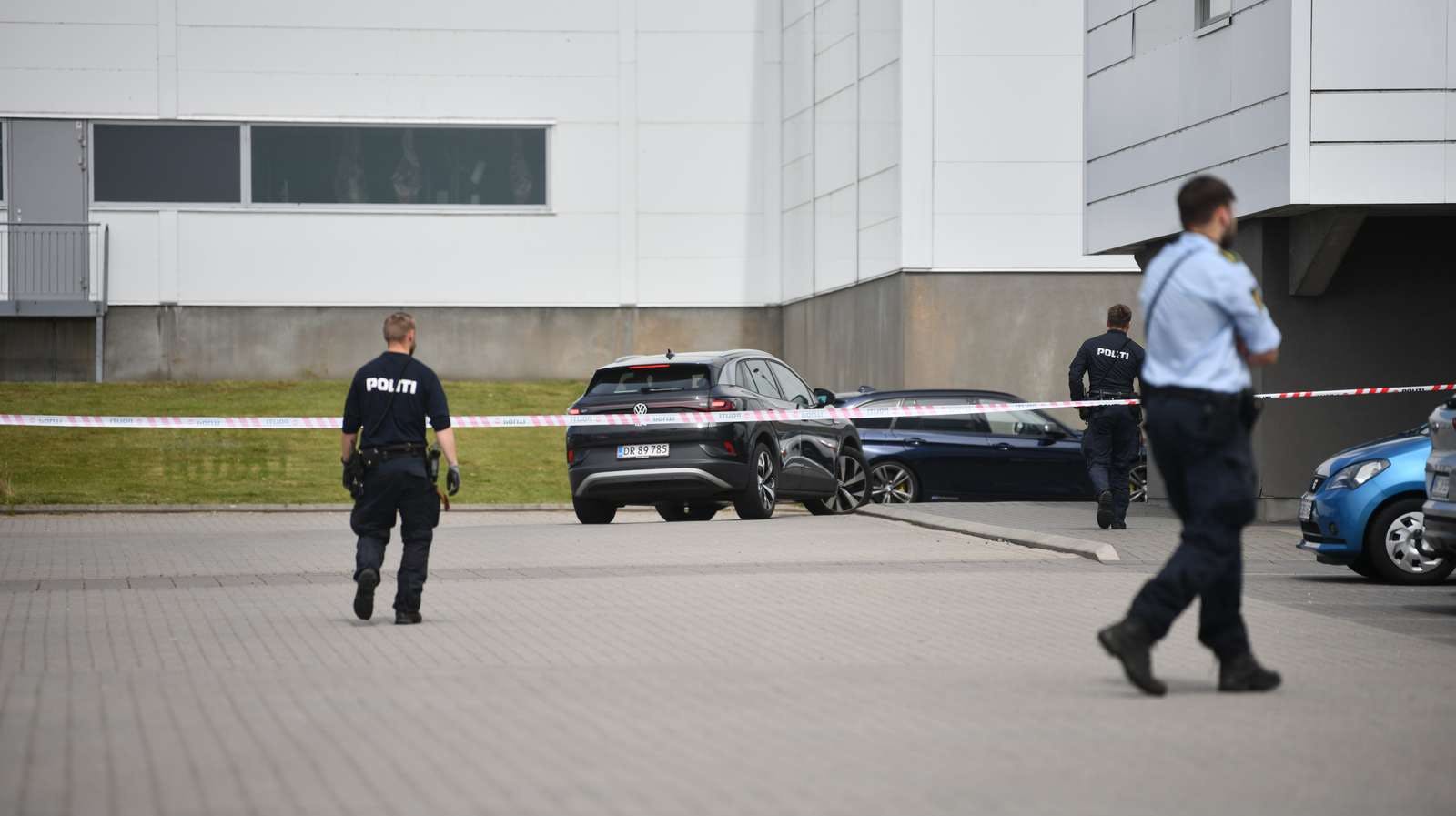 En mand er kommet til skade på slagteri i Holsted og er siden afgået ved døden. 