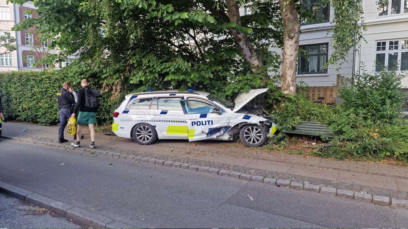 Politibilen skulle undvige en personbil, men endte i stedet i en bænk på fortovet.&nbsp;