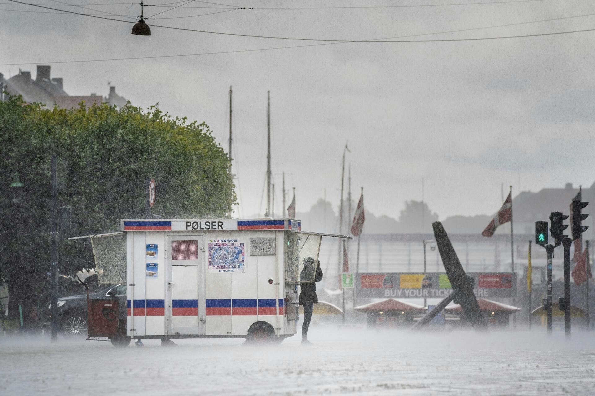 Tung regn på Kongens Nytorv i København, tirsdag den 30. juni 2020.. (Foto: Ida Marie Odgaard/Ritzau Scanpix)