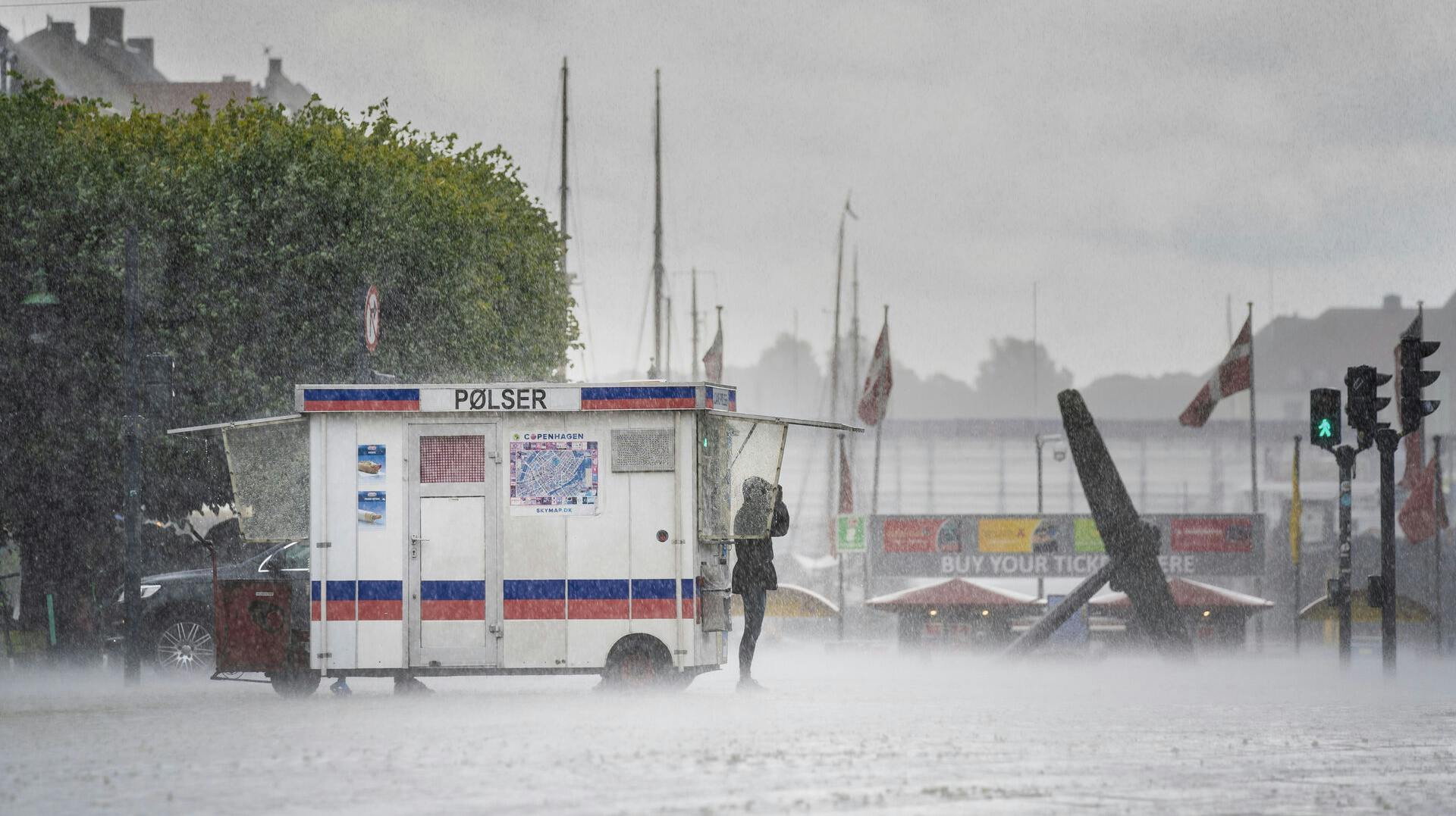 Tung regn på Kongens Nytorv i København, tirsdag den 30. juni 2020.. (Foto: Ida Marie Odgaard/Ritzau Scanpix)