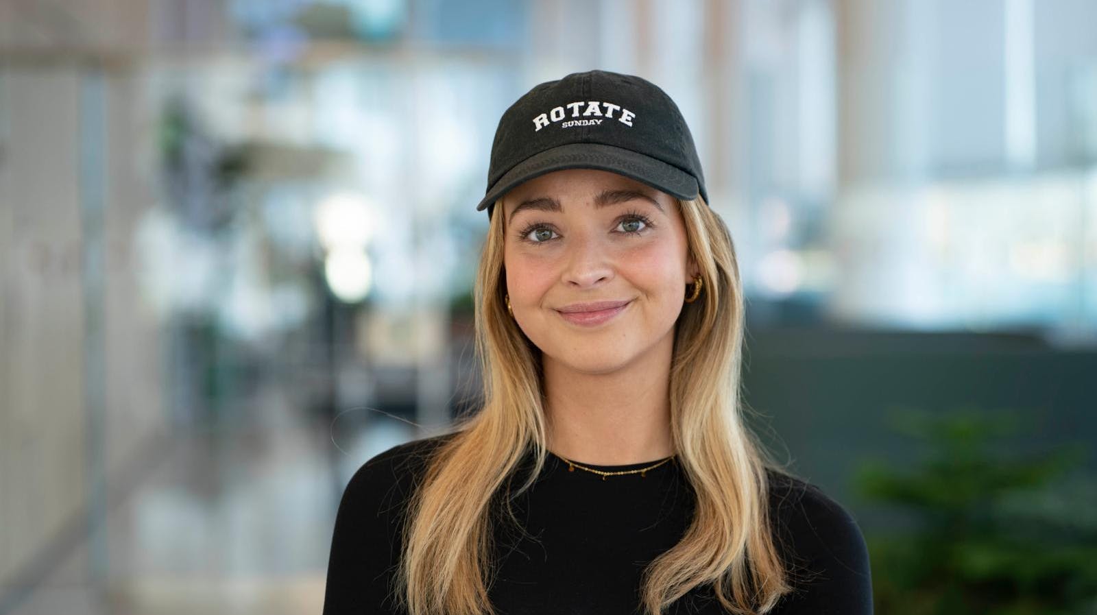 Julie bliver snart mor - og er nu også blevet lejlighedsejer.