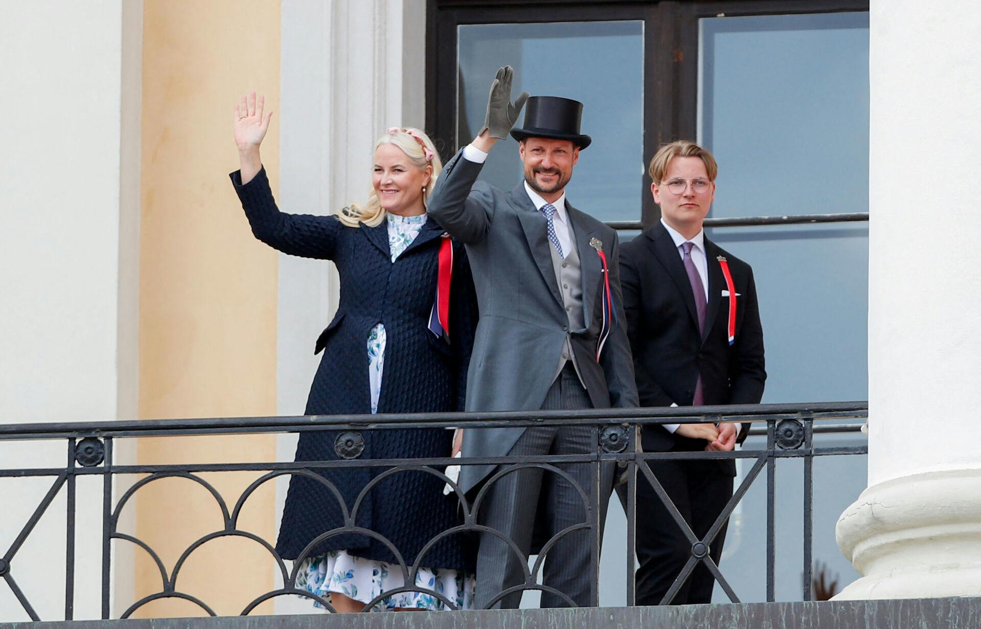 Den norske prins Sverre er blevet færdig med sin gymnasietid. Her ses han ved en tidligere lejlighed med sine forældre, kronprins Haakon og kronprinsesse Mette-Marit.