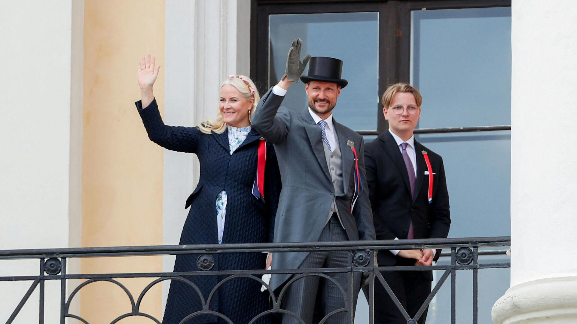 Den norske prins Sverre er blevet færdig med sin gymnasietid. Her ses han ved en tidligere lejlighed med sine forældre, kronprins Haakon og kronprinsesse Mette-Marit.