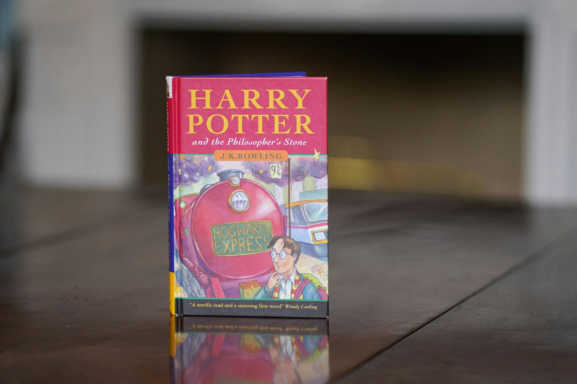 En sjælden førsteudgave af Harry Potter-bogen "Harry Potter og De Vises Sten" er blevet solgt på en auktion i Skotland for 45.201 pund - svarende til knap 400.000 danske kroner.